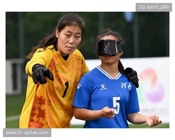 中场休息小球迷点球挑战，命中赢得签名球衣